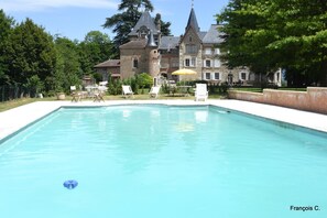 Piscine extérieure (ouverte en saison), parasols de plage