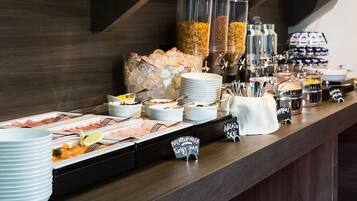 Tägliches Frühstücksbuffet (30 CHF pro Person)