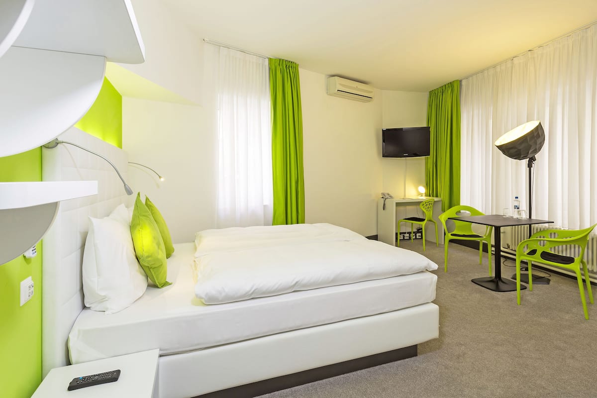 Deluxe Twin kamer | Luxe beddengoed, donzen dekbedden, een kluis op de kamer, een bureau