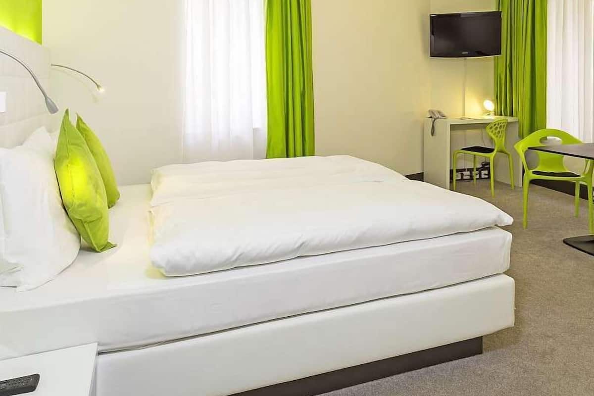 Deluxe tweepersoonskamer | Luxe beddengoed, donzen dekbedden, een kluis op de kamer, een bureau