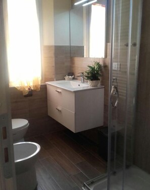 Family Room | Bathroom