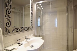 Een douche, een regendouche, gratis toiletartikelen, een haardroger