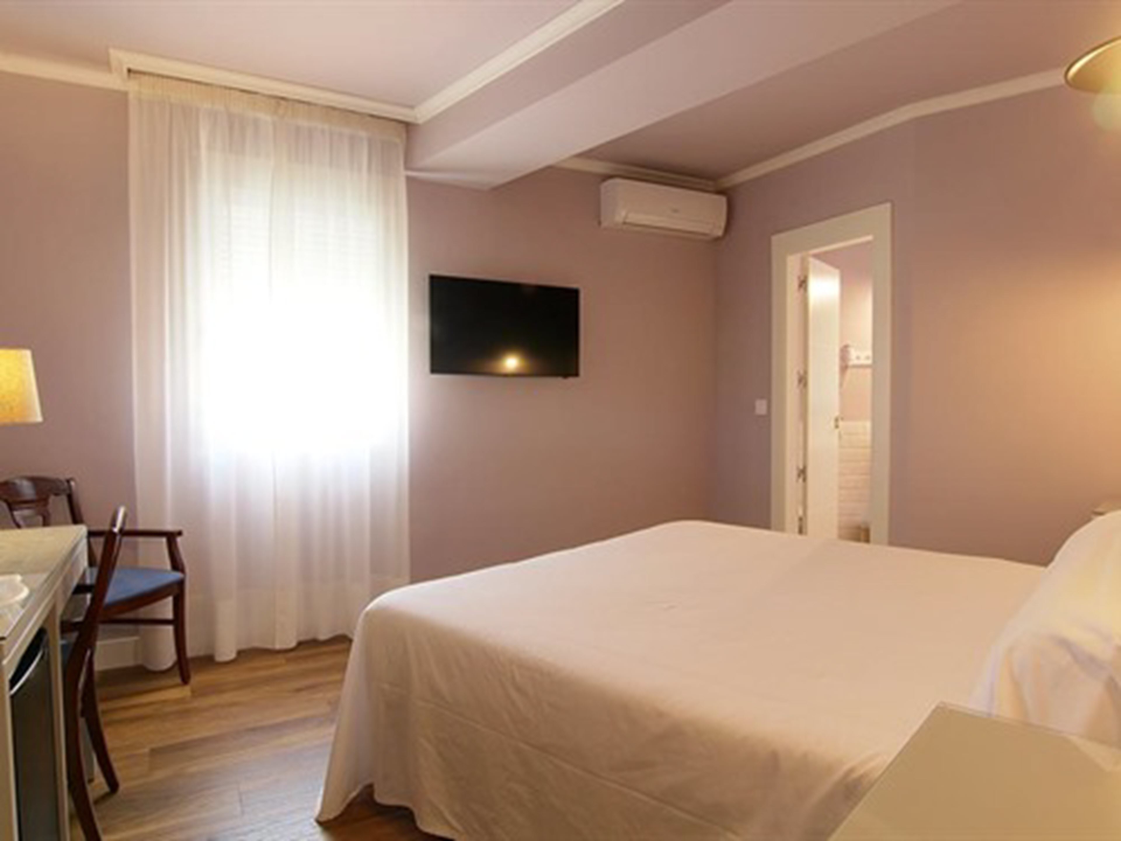 Dobbeltrom – superior, eget bad, byutsikt | Minibarvarer (inkludert), safe på rommet og individuelt dekorert