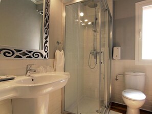 Quarto duplo superior, suíte, vista para a cidade (Habitacion) | Banheiro | Chuveiro, chuveiro com efeito de chuva, produtos de toalete grátis 