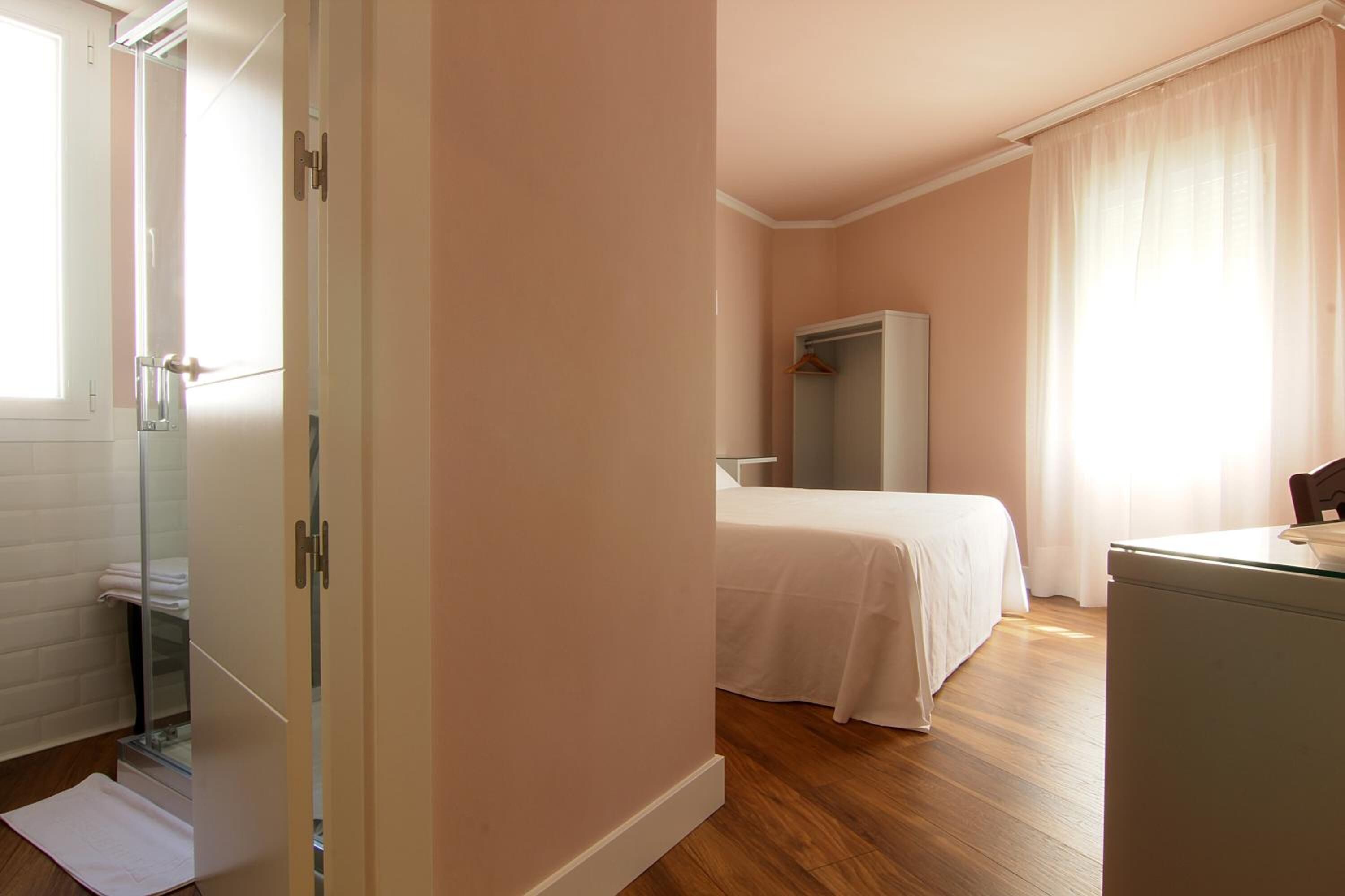 Une chambre à coucher avec un lit, une commode et une armoire.