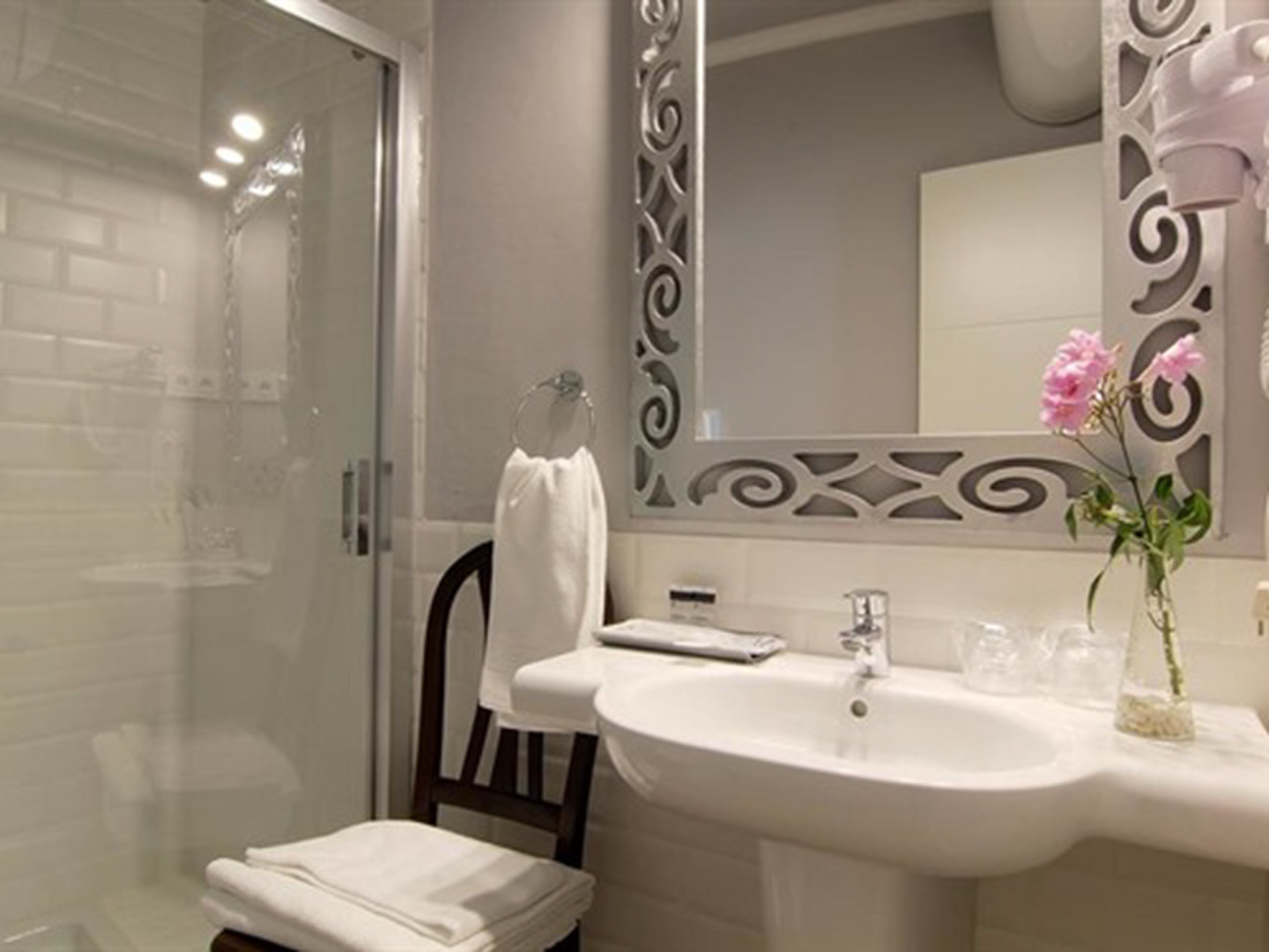 スーペリア ツインルーム エンスイート シティビュー | バスルーム | シャワー、レインフォールシャワー、バスアメニティ (無料)、ヘアドライヤー