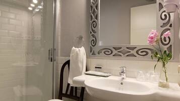 Superior Twin kamer, en-suite badkamer, uitzicht op stad | Badkamer | Een douche, een regendouche, gratis toiletartikelen, een haardroger