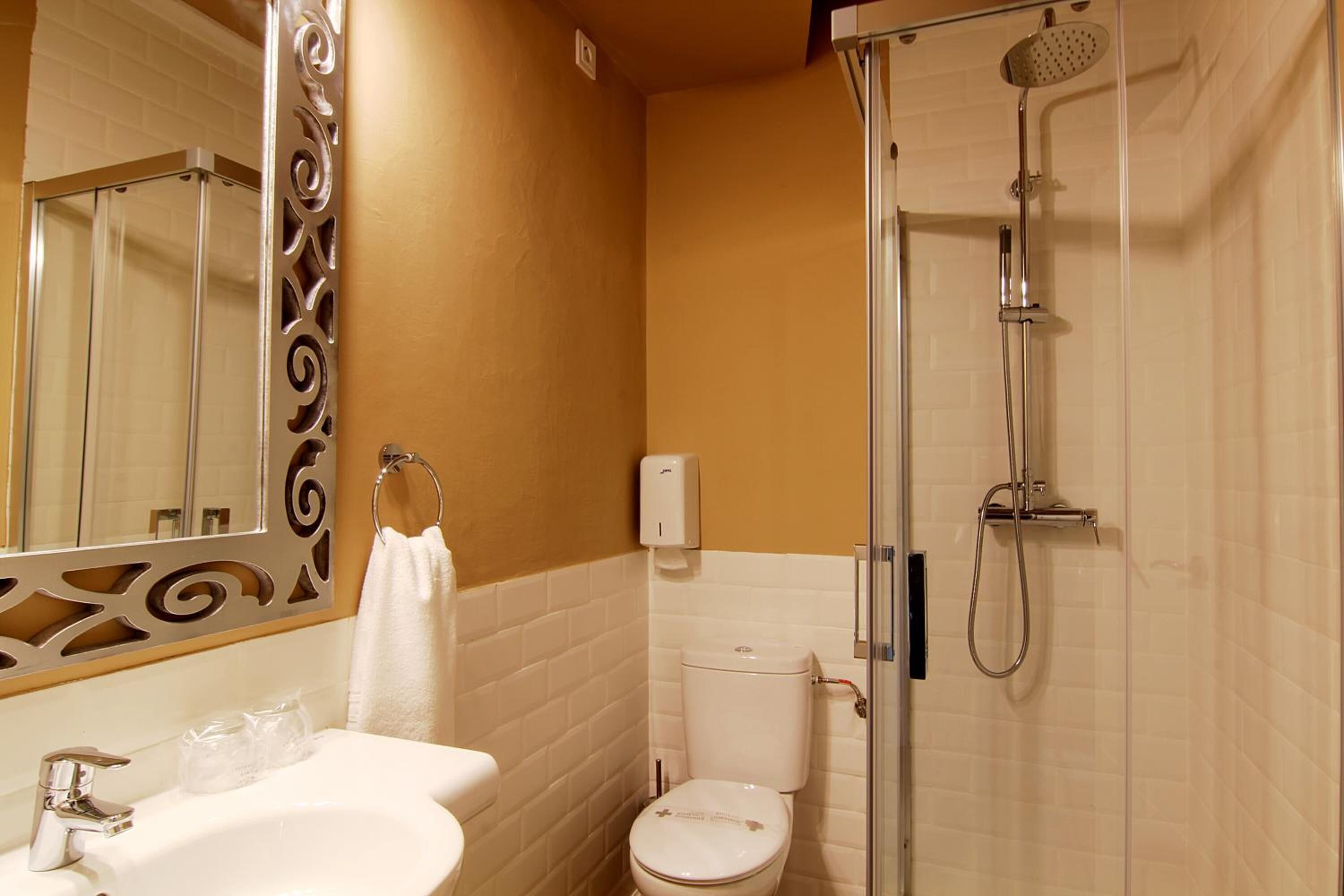 Dusj, regndusjhode, toalettartikler (inkludert) og hårføner