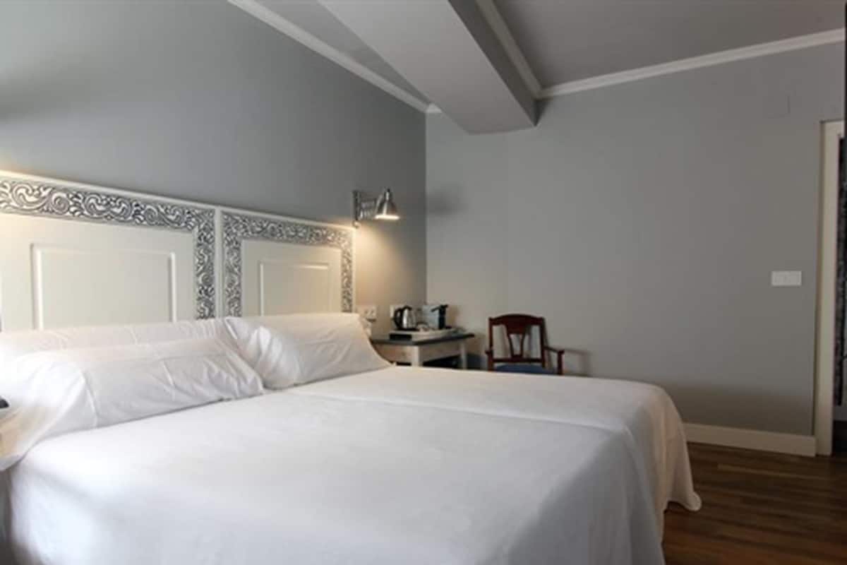 Superior Twin kamer, en-suite badkamer, uitzicht op stad | 1 slaapkamer, een minibar met enkele gratis items, een kluis op de kamer