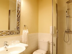 Quarto casal superior, suíte, vista para a cidade (Cama King Size) | Banheiro | Chuveiro, chuveiro com efeito de chuva, produtos de toalete grátis 