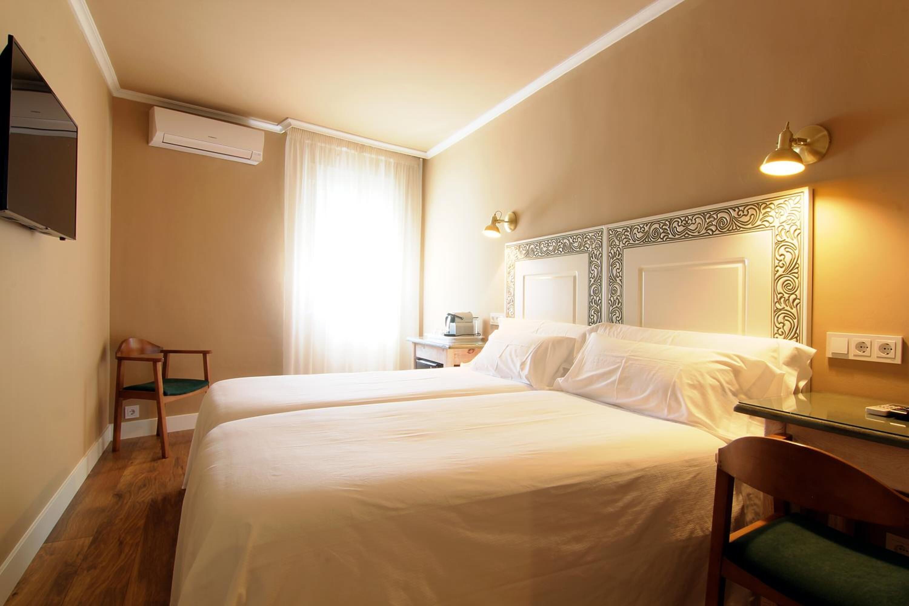 Minibarvarer (inkludert), safe på rommet og individuelt dekorert