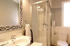Shower, rainfall showerhead, free toiletries, hair dryer