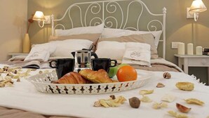 Premium bedding, minibar, in-room safe, iron/ironing board - La Perla Del Vaticano (Rome)