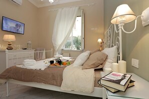 Dobbeltrom – basic | Sengetøy av topp kvalitet, minibar, safe på rommet og strykejern/-brett