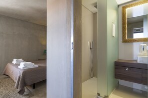 Suite | Bathroom shower - N1 Hostel Apartments & Suites (Santarém)