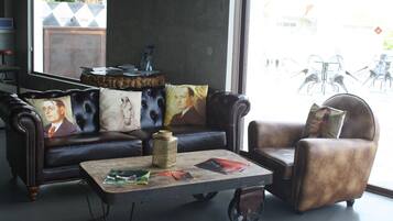 Coin salon dans le hall