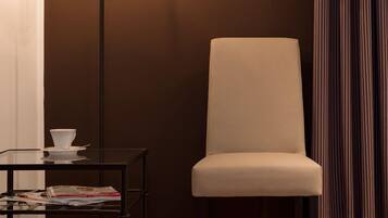 ห้องสแตนดาร์ดซิงเกิล, 1 ห้องนอน, ห้องครัวขนาดเล็ก | บริเวณนั่งเล่น | ทีวีจอแบน