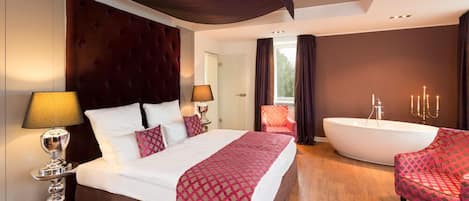 Ropa de cama de alta calidad y caja de seguridad en la habitación