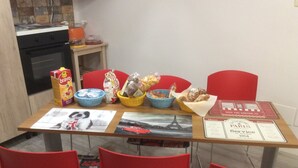 Une table à manger avec différents plats, un menu et une photo de la Tour Eiffel.