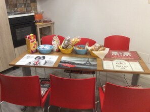 Petit déjeuner composé de spécialités régionales compris