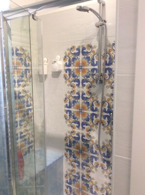 Habitación superior | Baño | Ducha, artículos de higiene personal gratuitos, secador de pelo y bidé