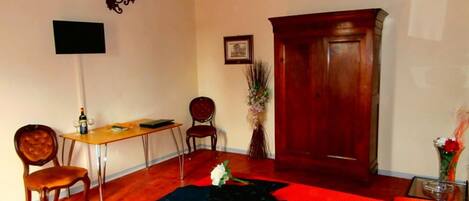 ダブルルーム | デスク、可動式ベッド、WiFi (無料)、ベッドシーツ