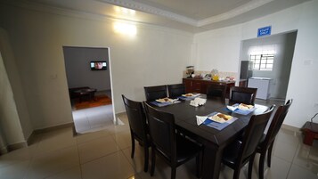 Kahden hengen superior-huone (yksi tai kaksi sänkyä) | Ruokailu omassa huoneessa