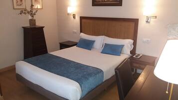 Habitación estándar con 1 cama matrimonial o 2 individuales | Edredón, caja de seguridad en la habitación, escritorio y wifi gratis