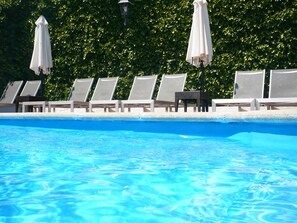 Piscine extérieure, chaises longues