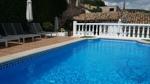 Outdoor pool, pool loungers - Hostal Rural Moratin (Pastrana)