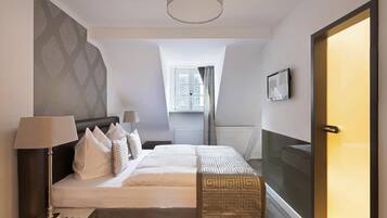 Suite | Luxe beddengoed, een kluis op de kamer, een bureau, beddengoed