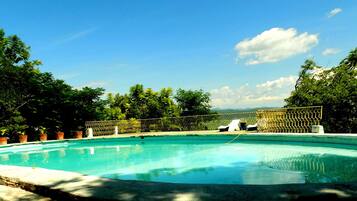 Alberca al aire libre, acceso de 09:00 a 19:00, y camastros