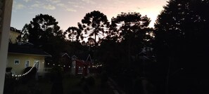 A residential area with houses, trees, and a sunset sky. - Pousada Vila Menotti (Campos do Jordão)