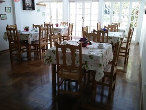 Free daily buffet breakfast  - Pousada Vila Menotti (Campos do Jordão)
