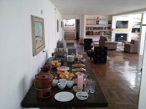 Free daily buffet breakfast  - Pousada Vila Menotti (Campos do Jordão)