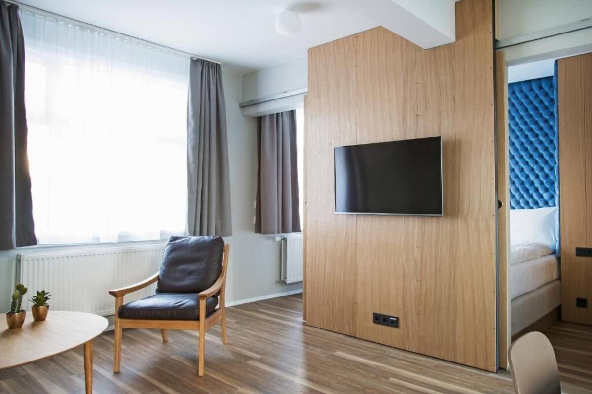 Verduisterende gordijnen, geluiddichte muren