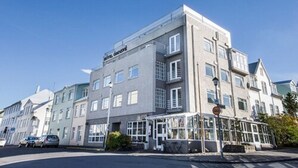 Un hôtel doté d’une façade moderne, de nombreuses fenêtres et d’une entrée bien visible.