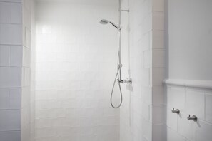 Departamento Confort, 1 habitación, cocineta (Týsgata 8) | Baño | Amenidades de baño gratuitas, secadora de cabello, toallas 
