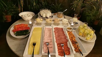 Daily buffet breakfast for a fee