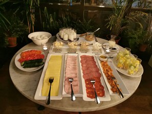 Se ofrece un desayuno bufé todos los días (por un coste adicional)