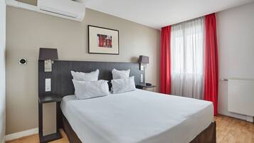 Standard Studio (2 People) | Bathroom | Bathtub, hair dryer, towels