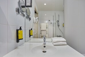 Apartamento, 1 quarto (4 People) | Banheiro | Banheira, secador de cabelo, toalhas de banho 