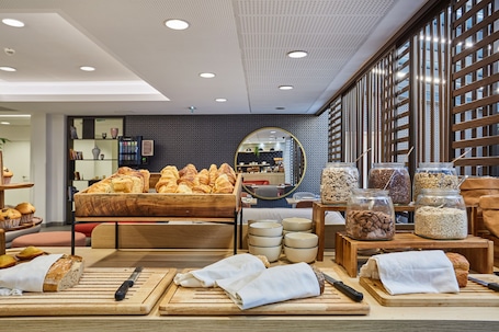 Desayuno buffet diario (EUR 21 por persona)