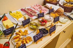 Desayuno buffet diario (EUR 16 por persona)