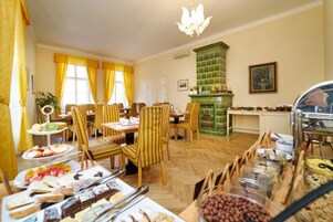 Desayuno buffet diario (EUR 16 por persona)