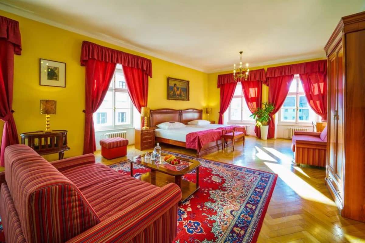 Suite | 1 slaapkamer, een minibar, een kluis op de kamer, een bureau