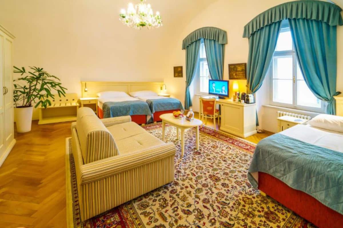1 slaapkamer, een minibar, een kluis op de kamer, een bureau