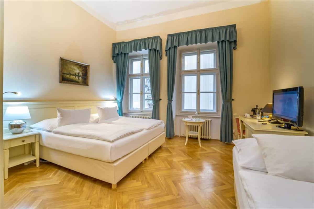 1 slaapkamer, een minibar, een kluis op de kamer, een bureau