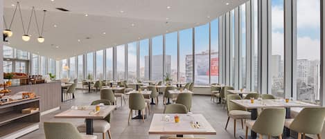 Colazione a buffet, servita tutte le mattine (21 EUR a persona)
