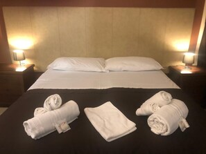 高級寢具、迷你吧、書桌、隔音